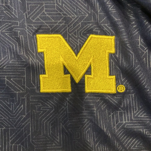University of Michigan Men’s Pullover - Picture 4 of 8